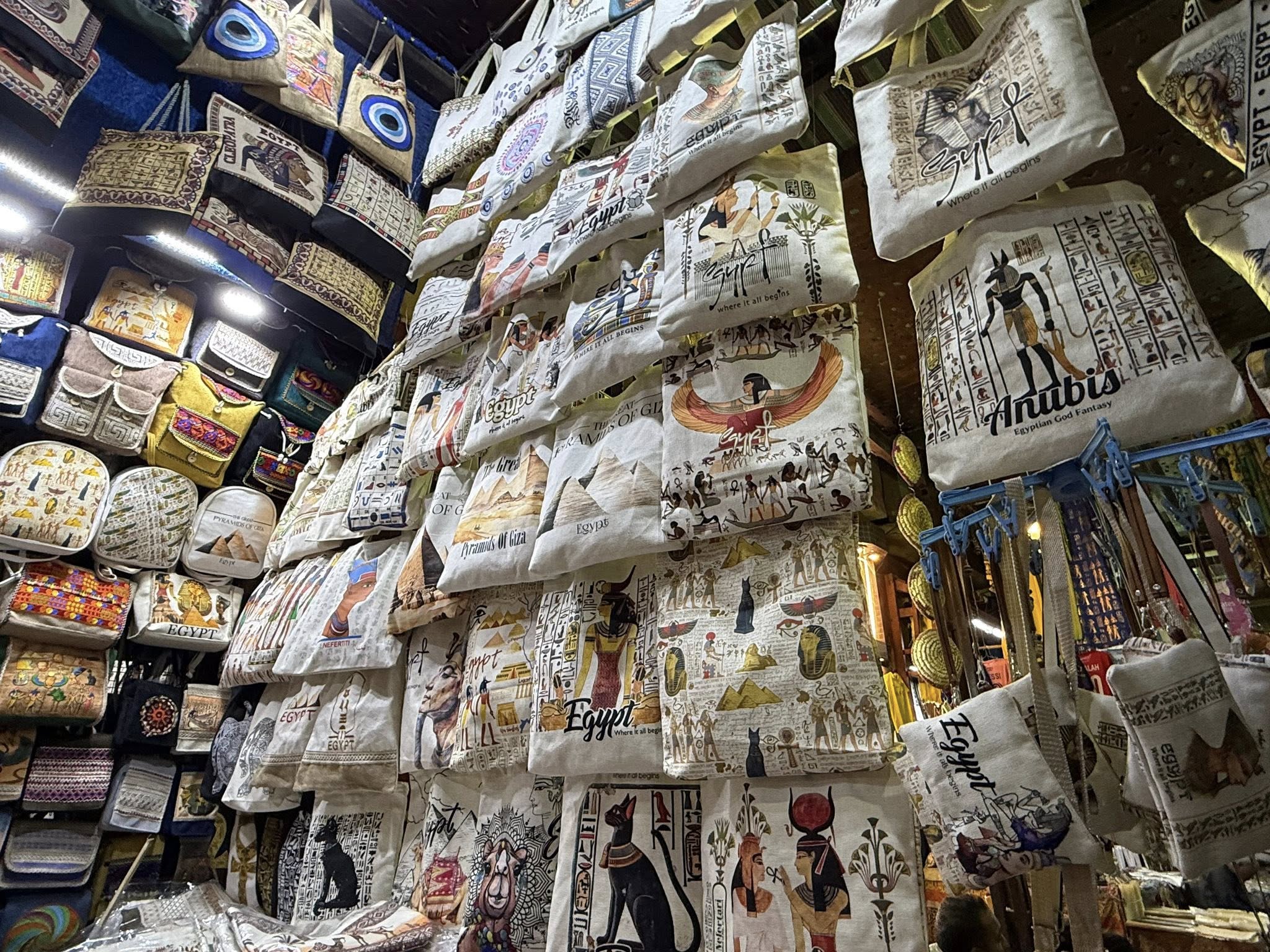 هدايا وحقائب بنقوش فرعونية فى السوق السياحي_1