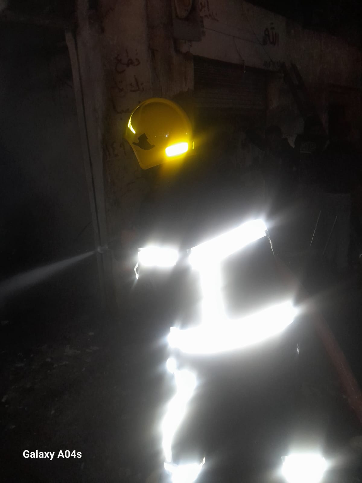 السيطرة على حريق محل قطع غيار دراجات فى المرج (2)