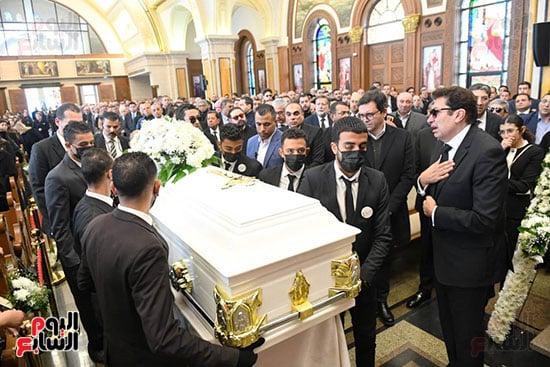 الفنان هاني رمزي يودع والدته