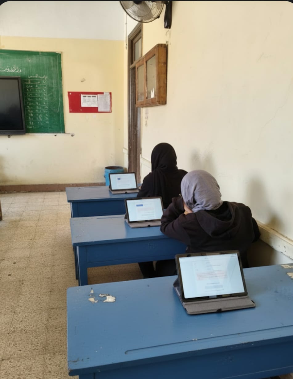 طلاب أولى ثانوى يؤدون امتحان مادة البرمجة للترم الأول