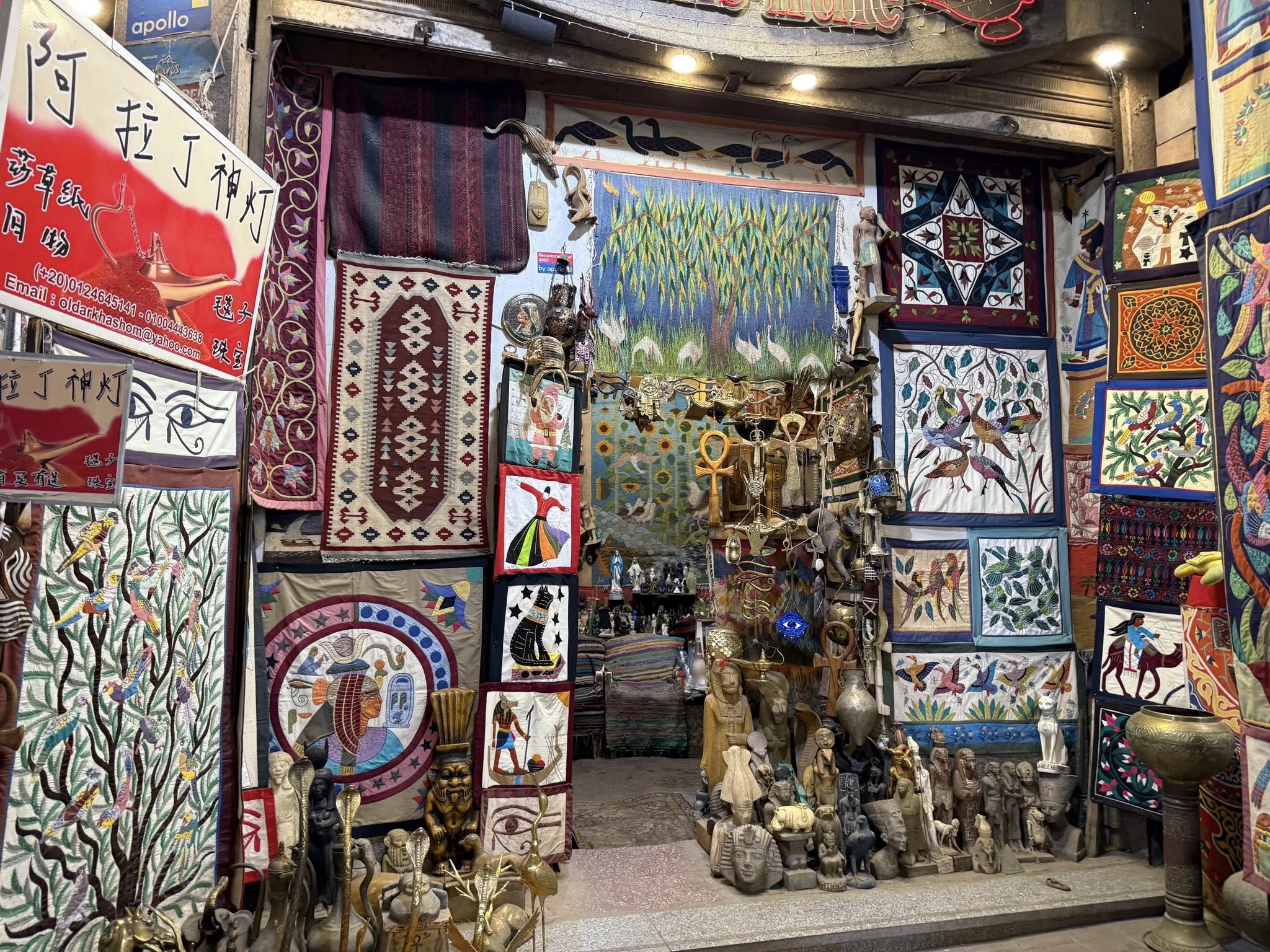 عرض التحف والمنسوجات أمام الجمهور بالسوق السياحي