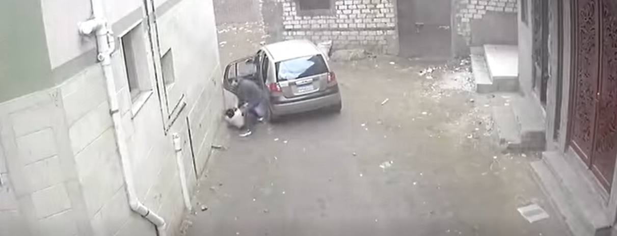 الخاطف يطرح الخال أرضا بعد وضع الطفل في السيارة