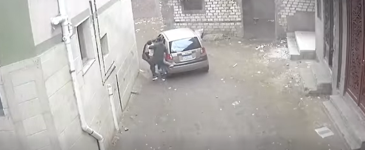 محاولة خال الطفل منع الخاطف من خطفه