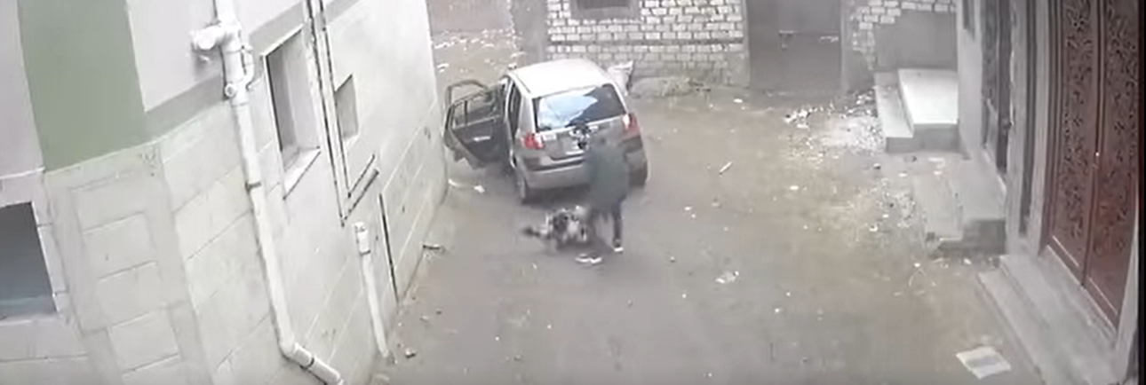 الخاطف يسحل الخال الصغير في الارض لمحاولة خال الطفل منع خطف ابن شقيقته