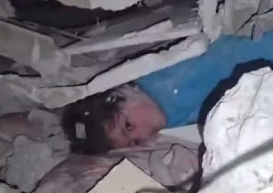 طفل تحت الأنقاض بسبب المنخفض الجوي