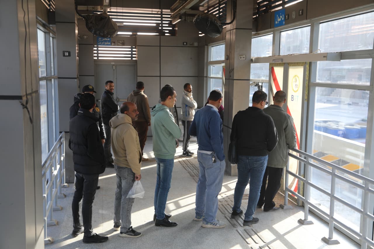 طوابير على الاتوبيس الترددي