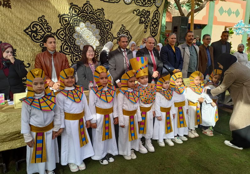 الخبيرة اليابانية ووكيل تعليم كفر الشيخ مع الأطفال