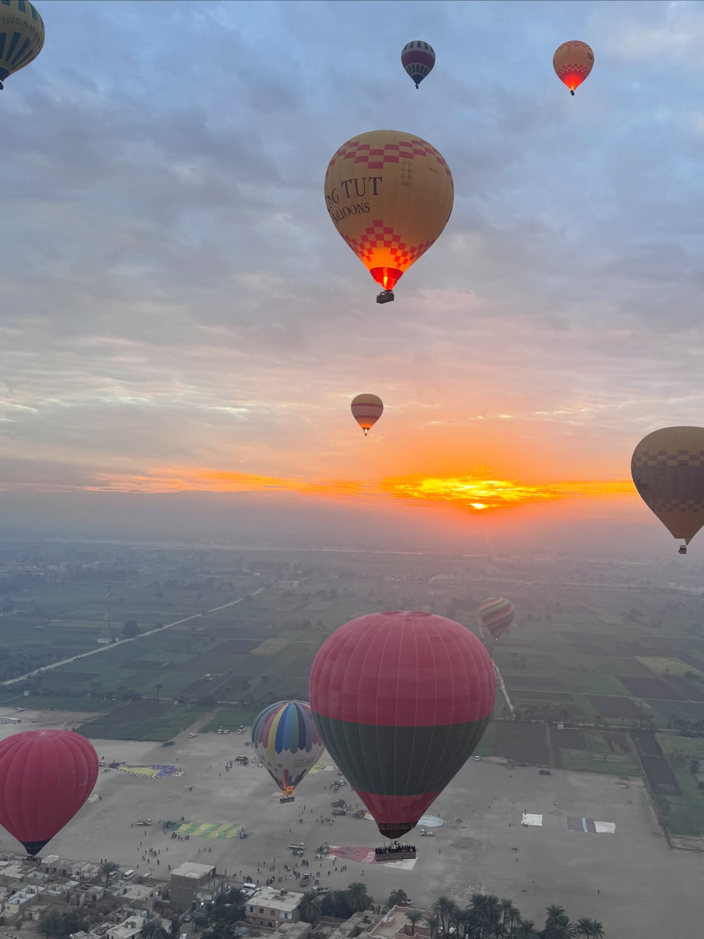 جانب من تحليق رحلات البالون الطائر بسماء الأقصر