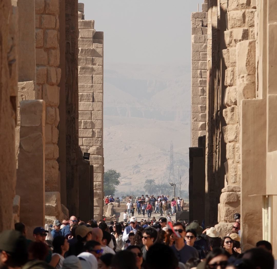 السياح يستمتعون بدفء الطقس فى معابد الأقصر