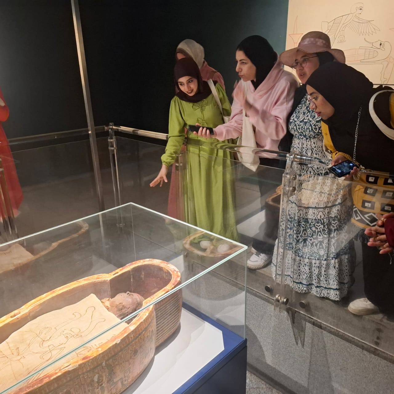 شرح تفاصيل وضع المومياء فى التابوب بعد عملية التحنيط