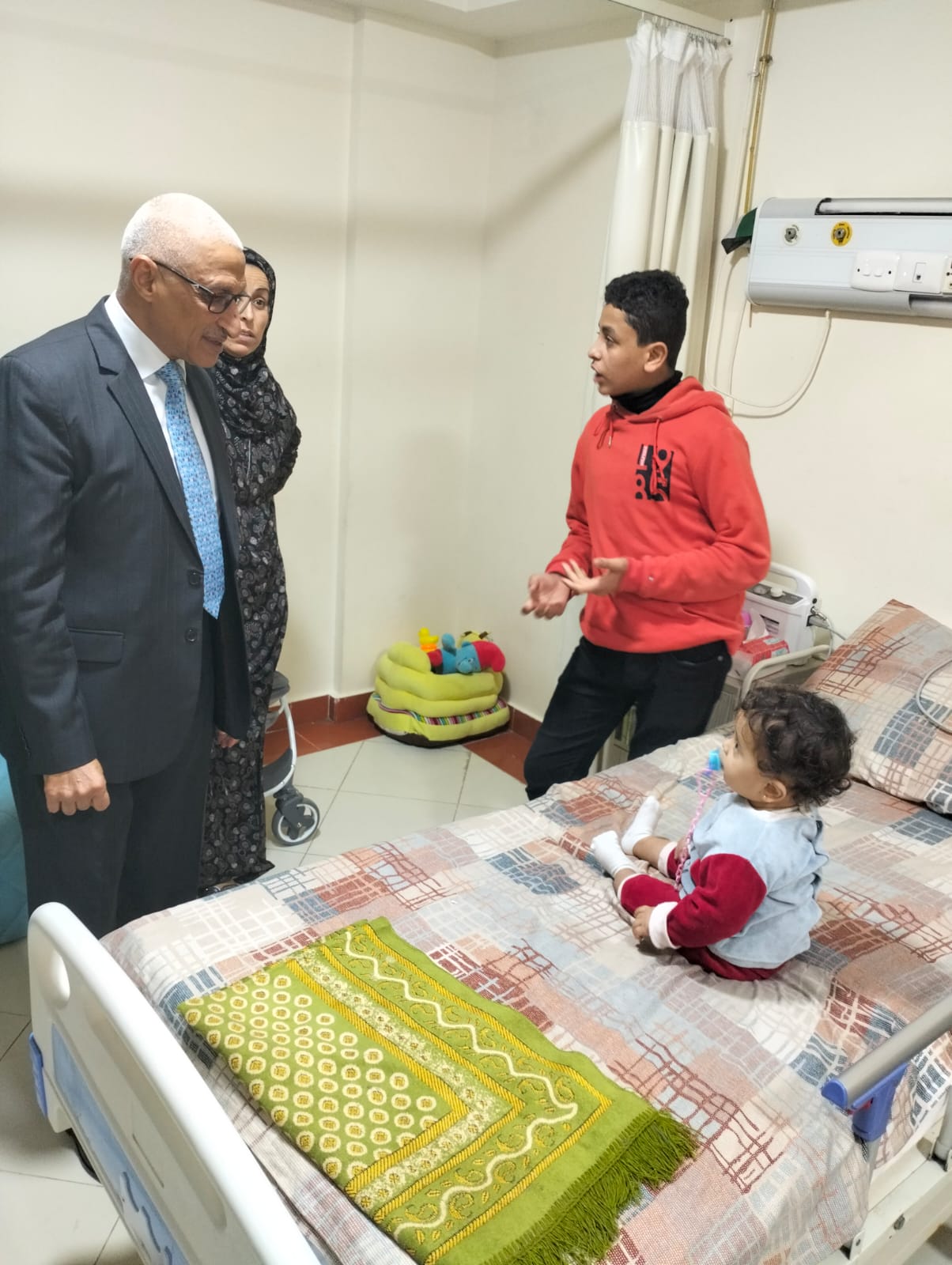 اثناء زياره لاحدي المرضي 