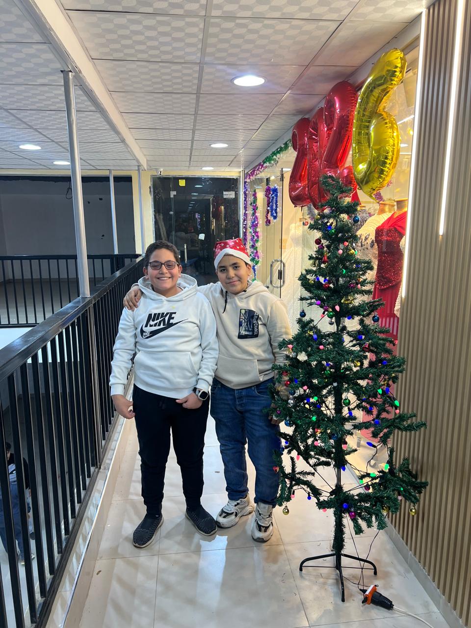 الاطفال تحتفل بالكريسماس