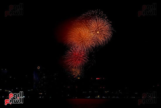 سماء فيتنام يتزين بالألعاب النارية