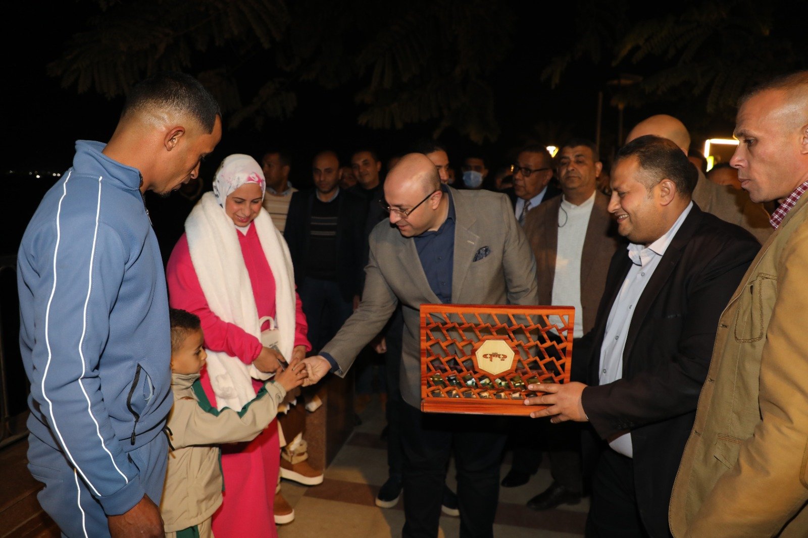 محافظ بني سويف يهدى المواطنين الحلوى