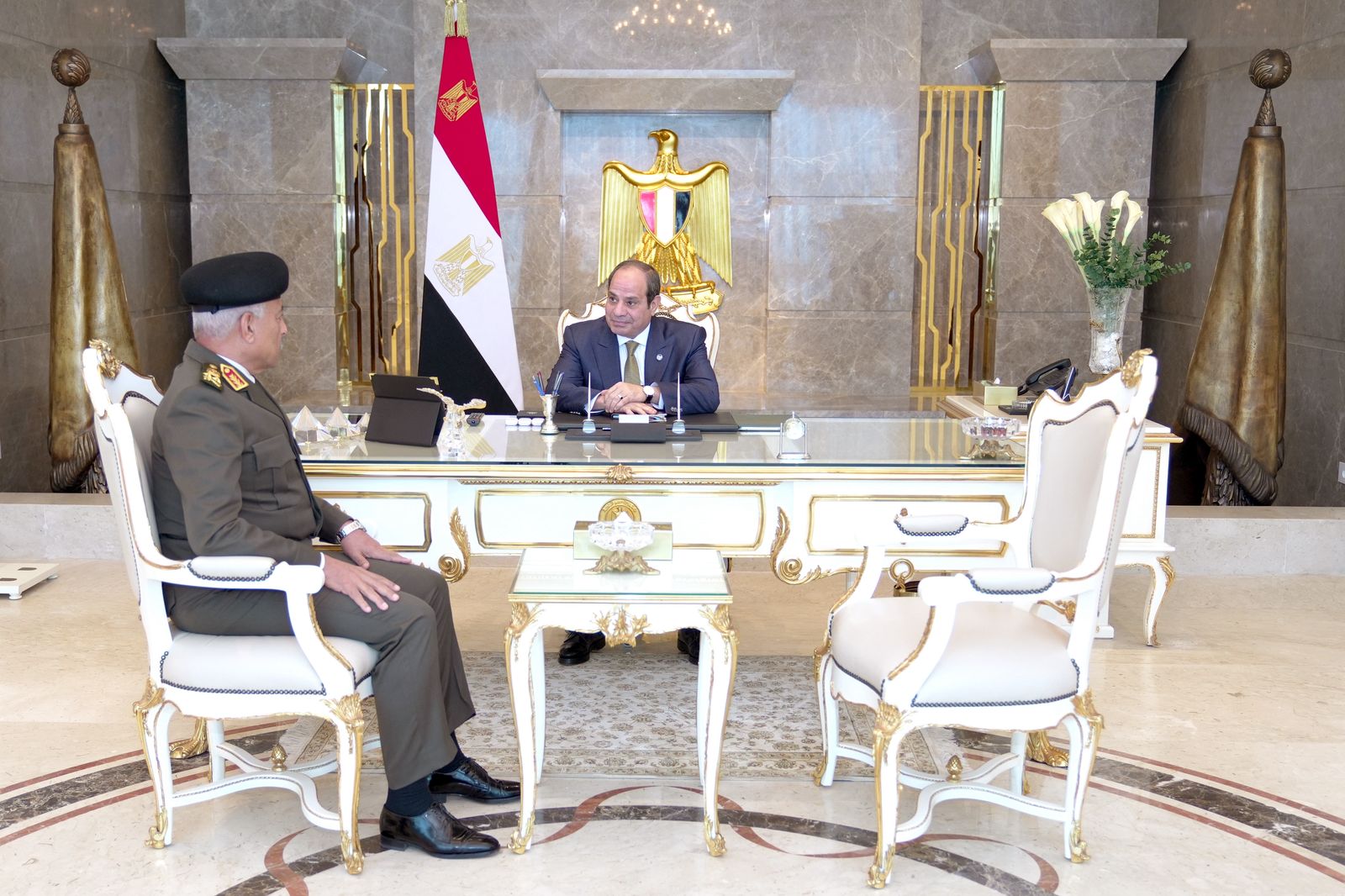 الرئيس السيسى يستقبل القائد العام للقوات المسلحة وزير الدفاع والإنتاج الحربي