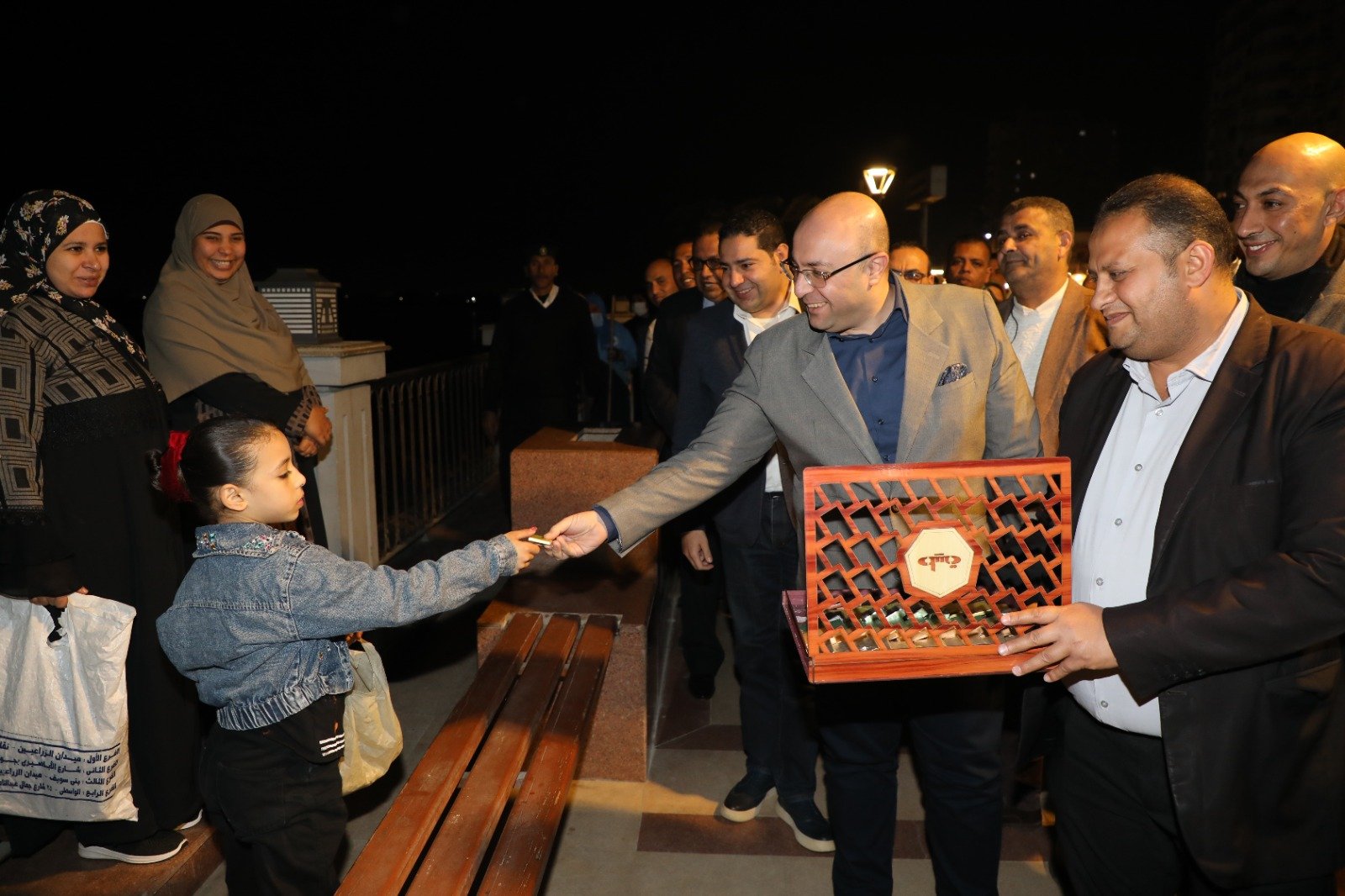 محافظ بني سويف يوزع شوكولاته