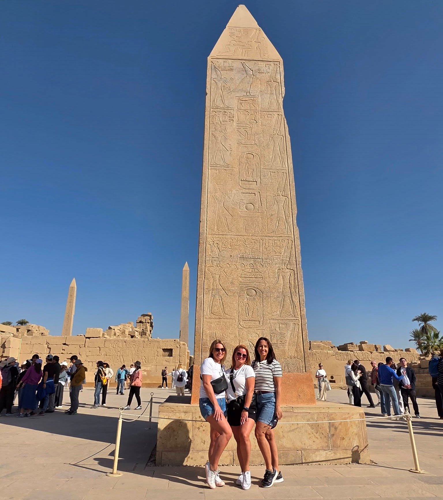 استمتاع السائحين فى معابد الكرنك