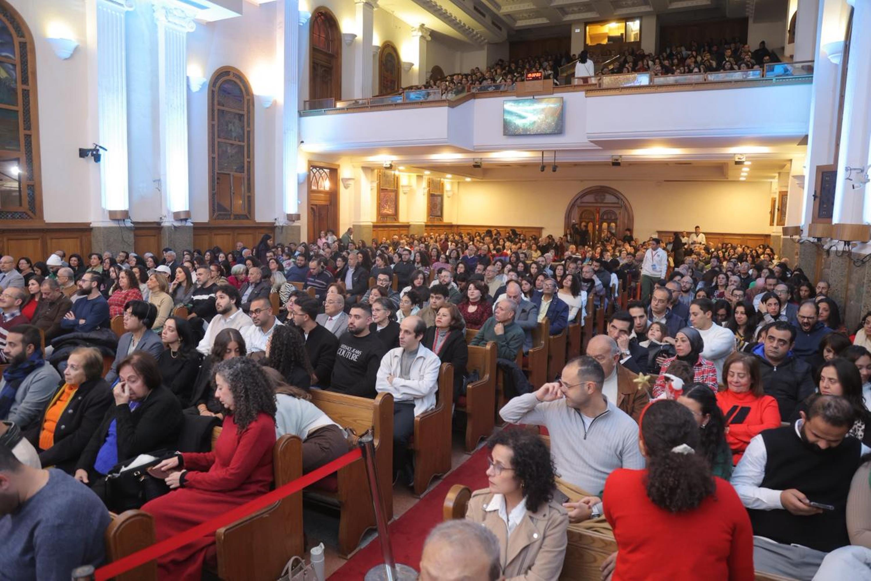 المسيحيون فى كنيسة مصر الجديدة