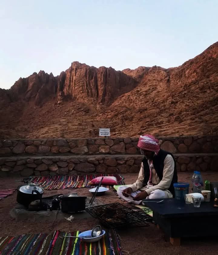 محمد سلامه مع السائحين وسط جبال سانت كاترين محمد سلامه مع السائحين وسط جبال سانت كاترين