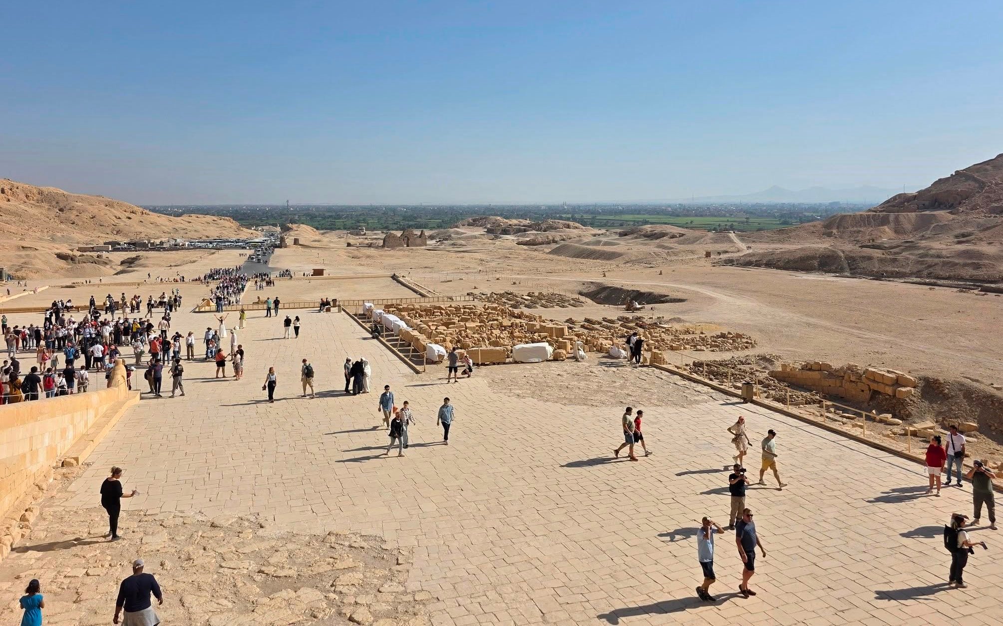 جانب من التوافد السياحى فى منطقة حتشبسوت غرب الأقصر