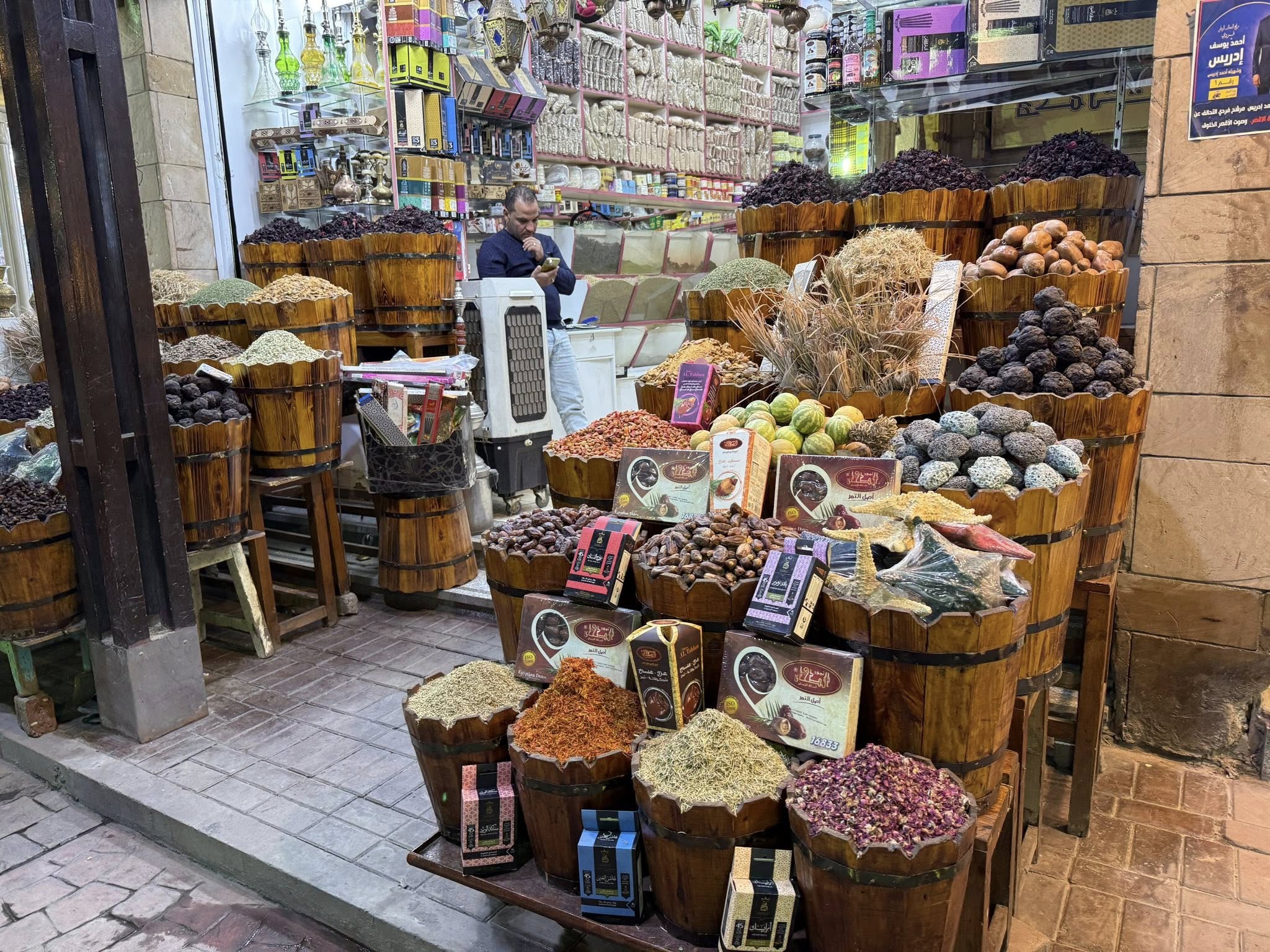 أنواع مختلفة من البهارات داخل بازارات السوق السياحي