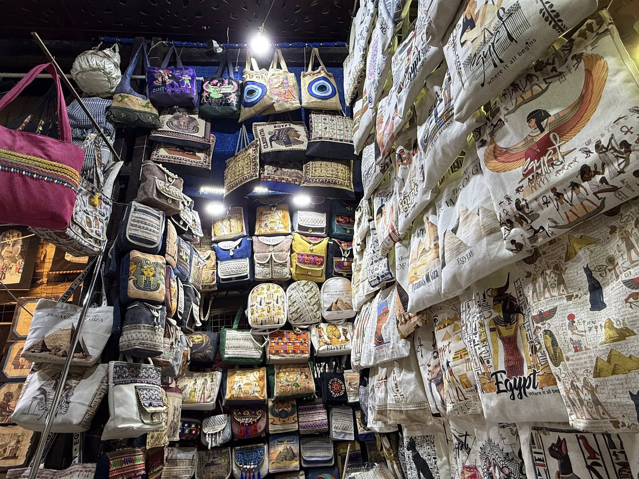 تحف فنية بديعة وهدايا للسائحين فى السوق السياحي