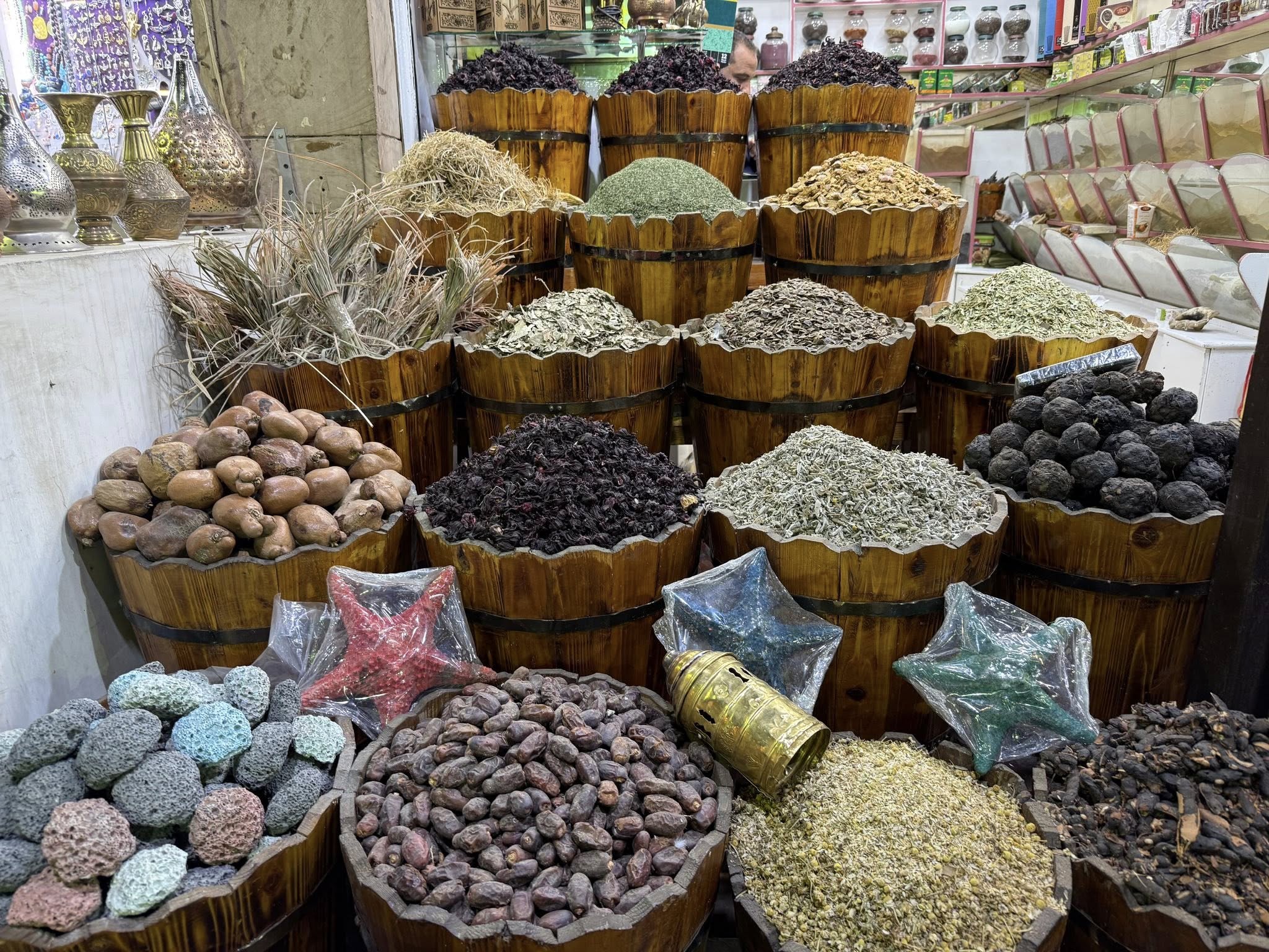 بهارات على كل شكل ولون فى السوق السياحي