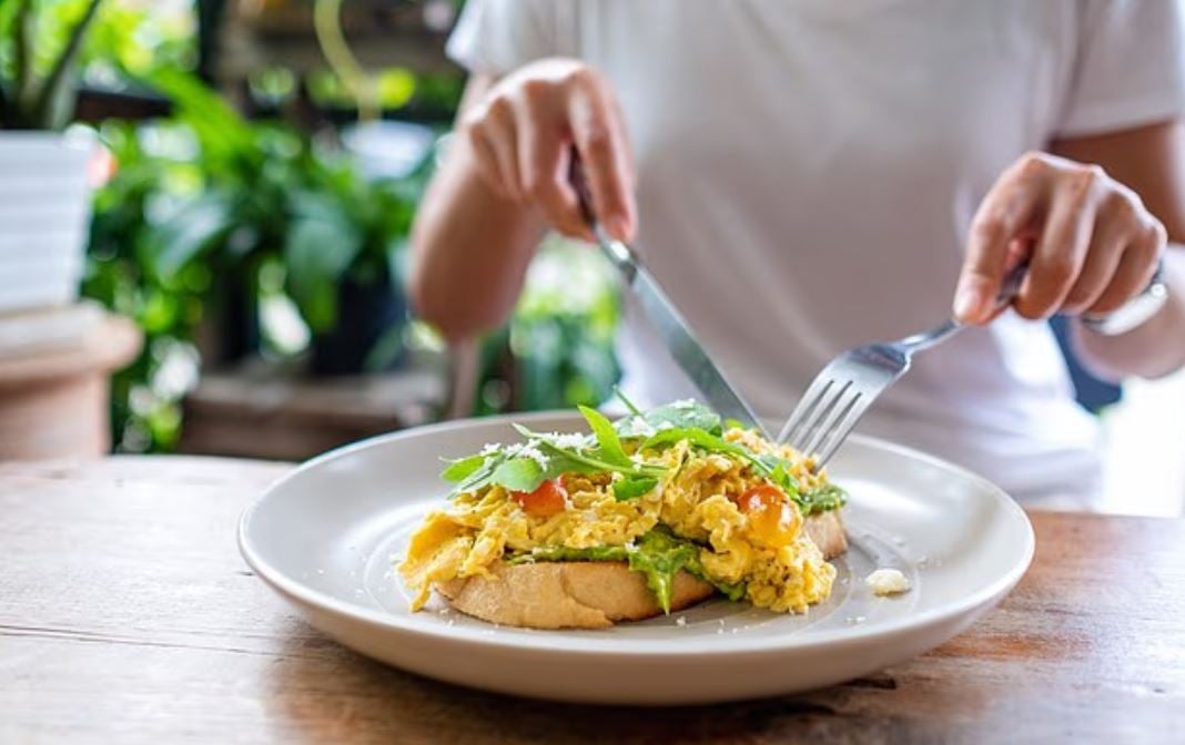 اضافة بعض الخضروات الى البيض لزيادة فائدته