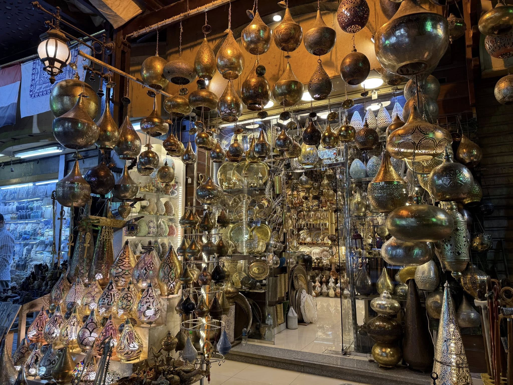 مشغولات نحاسية مميزة معروضة أمام الجمهور بالسوق السياحى