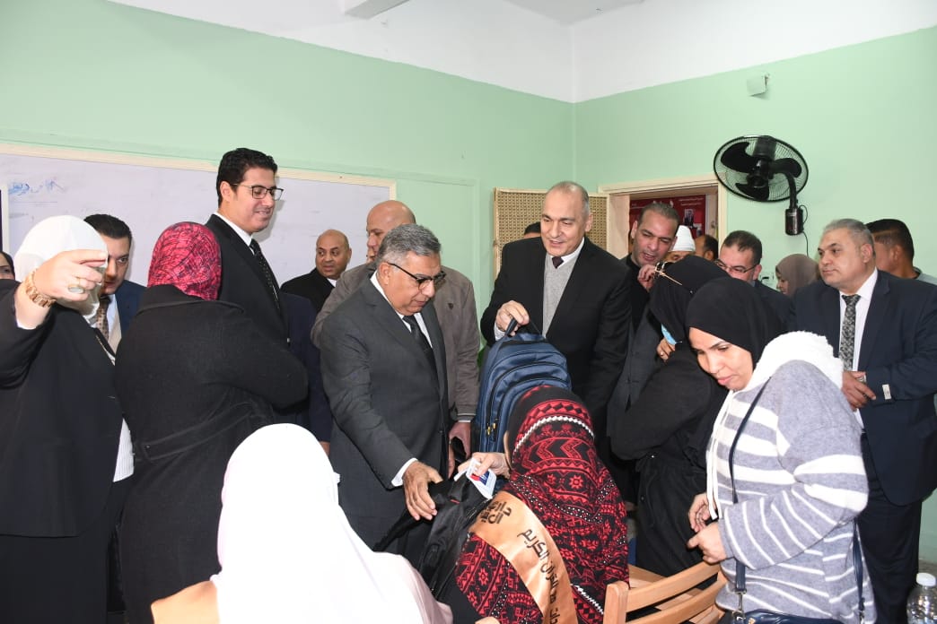 محافظ الدقهلية يستقبل مستشار وزير التربية والتعليم (1)