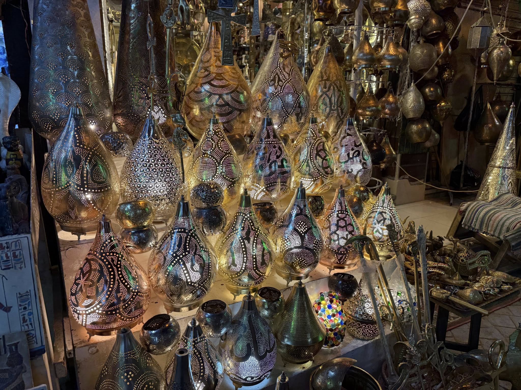 جانب من التحف المميزة المعروضة داخل السوق