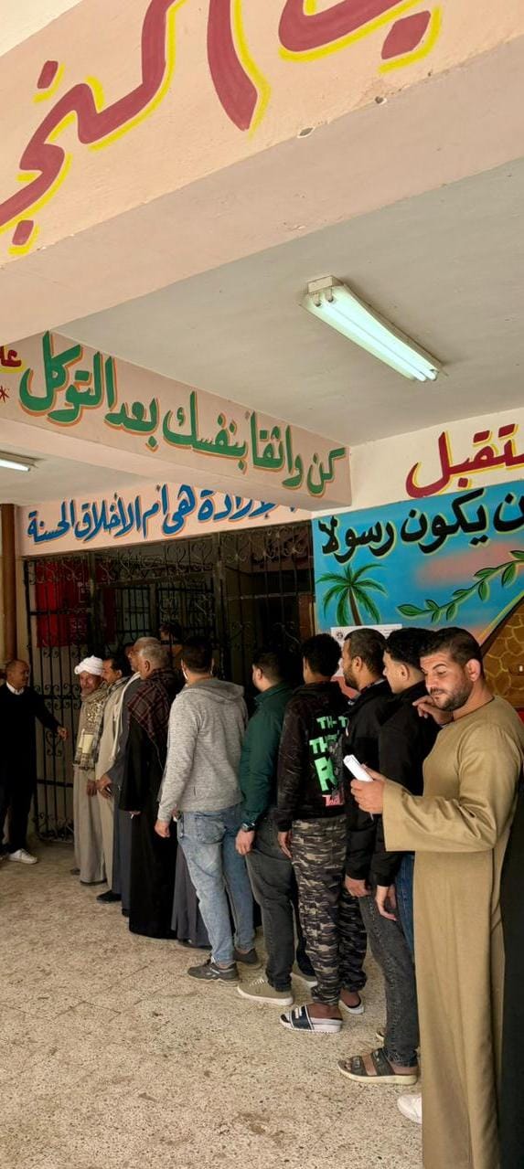 تزايد إقبال المواطنين على لجان اخميم (1)