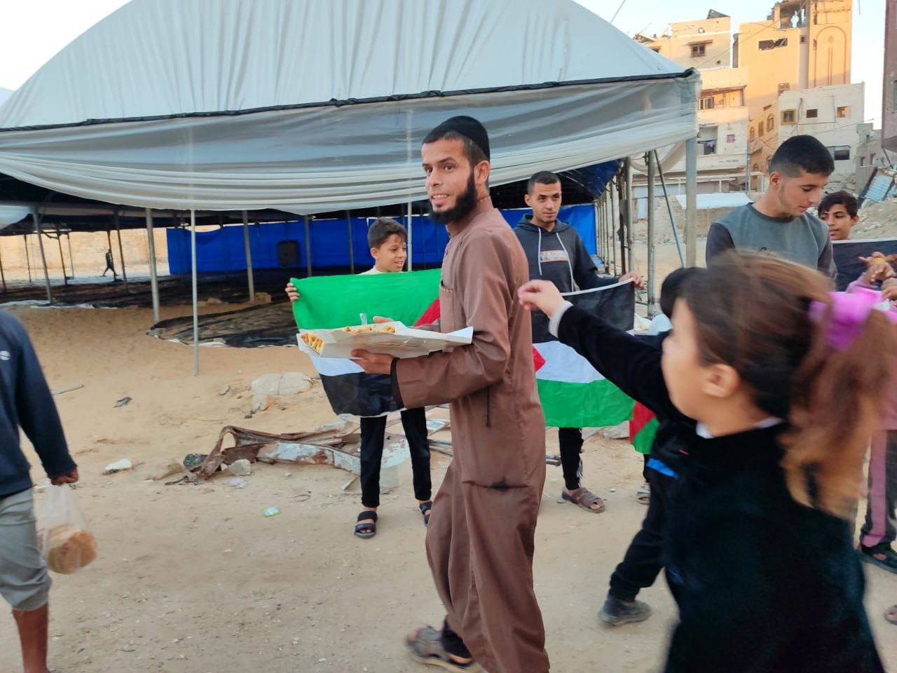 توزيع الحلوى احتفالا بمقتل أبو شباب