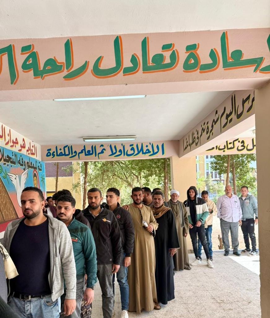 تزايد إقبال المواطنين على لجان اخميم (2)