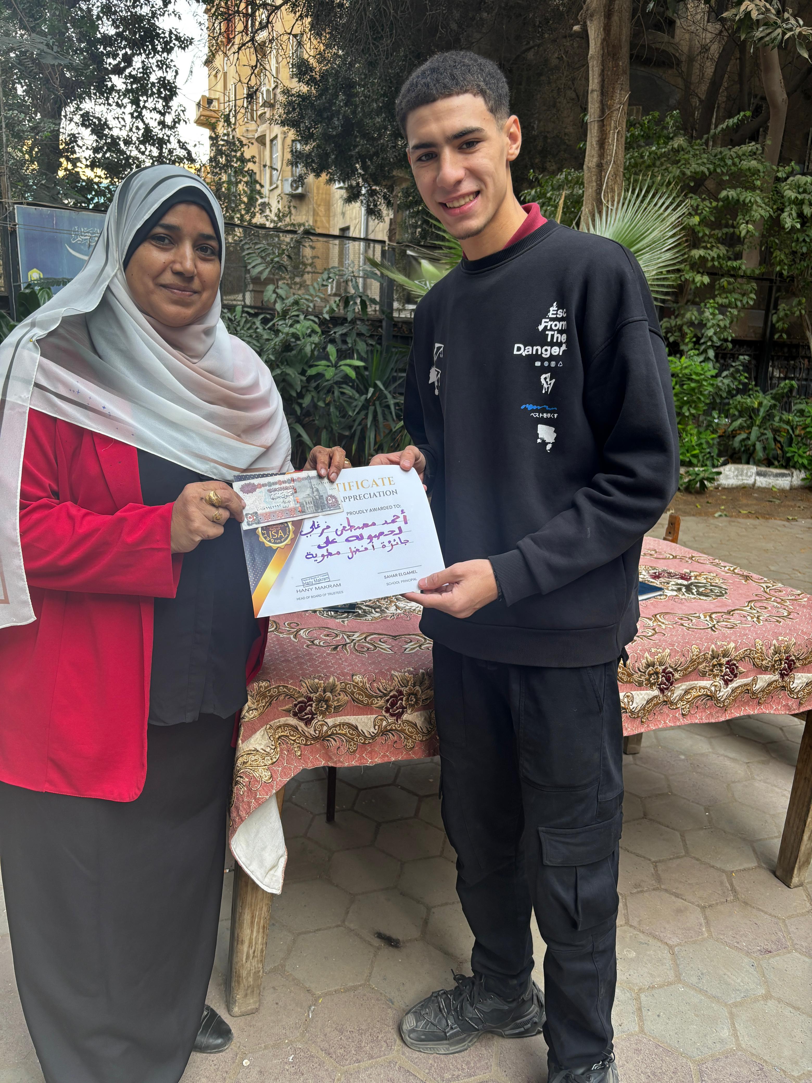 الأستاذة سامية فوزى تكرم الطالب احمد مصطفى