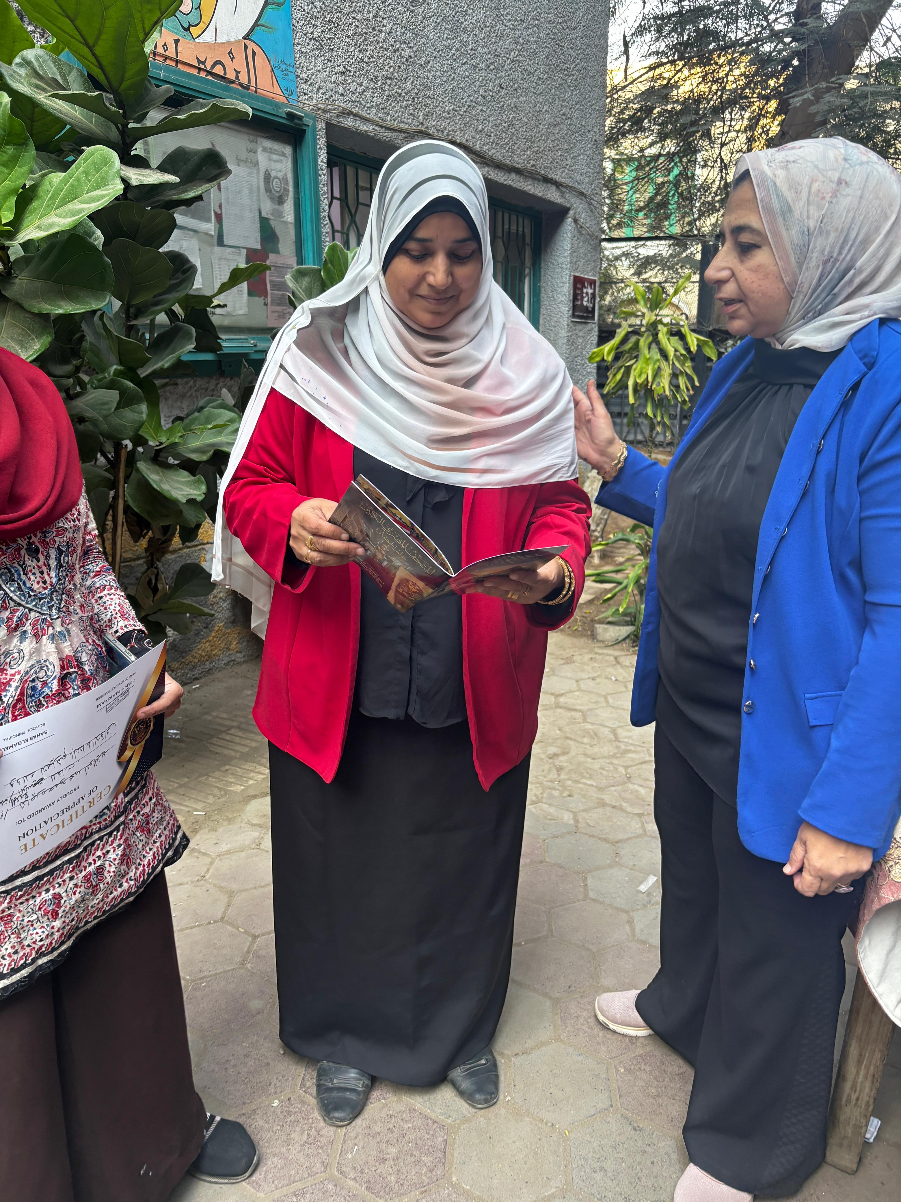 مديرة القسم الثانوى تقرأ الكتيب