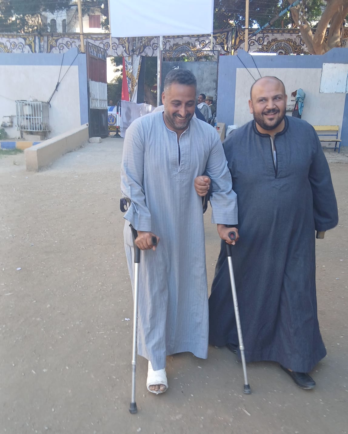 شاب مصاب بكسر في قدمه، بصوته داخل لجنة بقنا