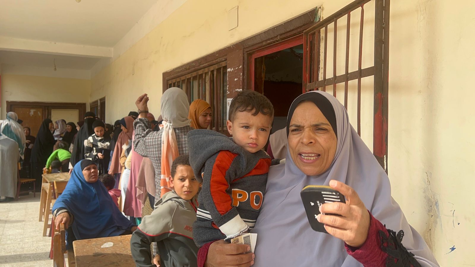 الأمهات يصطحبن أطفالهن أمام اللجان الانتخابية