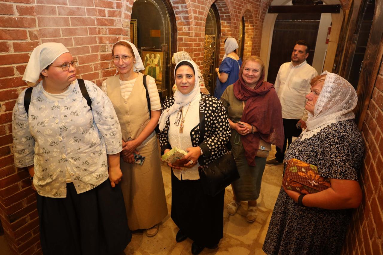 الوفد الروسي يعجب بالكنيسة