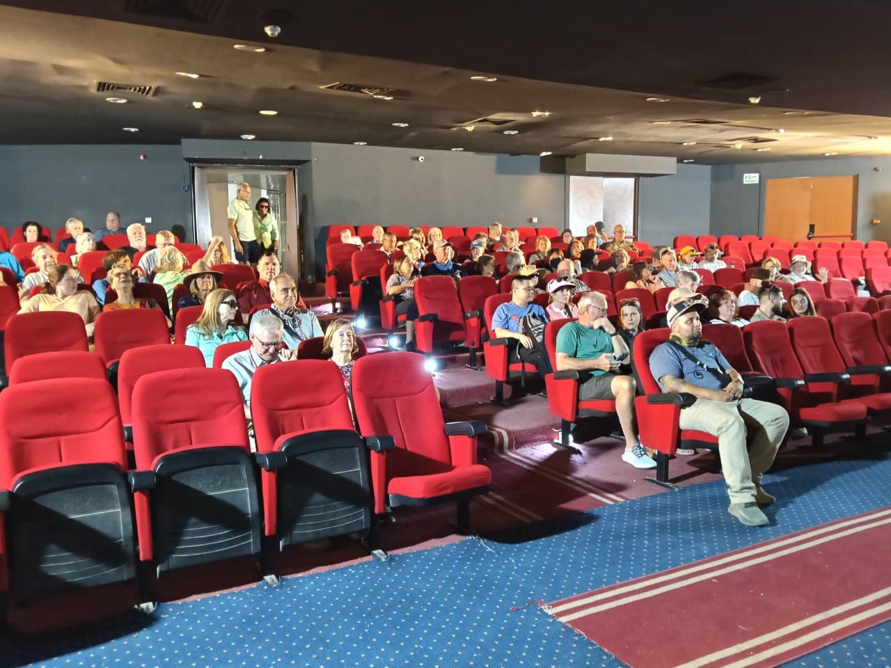 بهجة وفود سياحية تستمتع بعرض الكالتشوراما التاريخي للأقصر