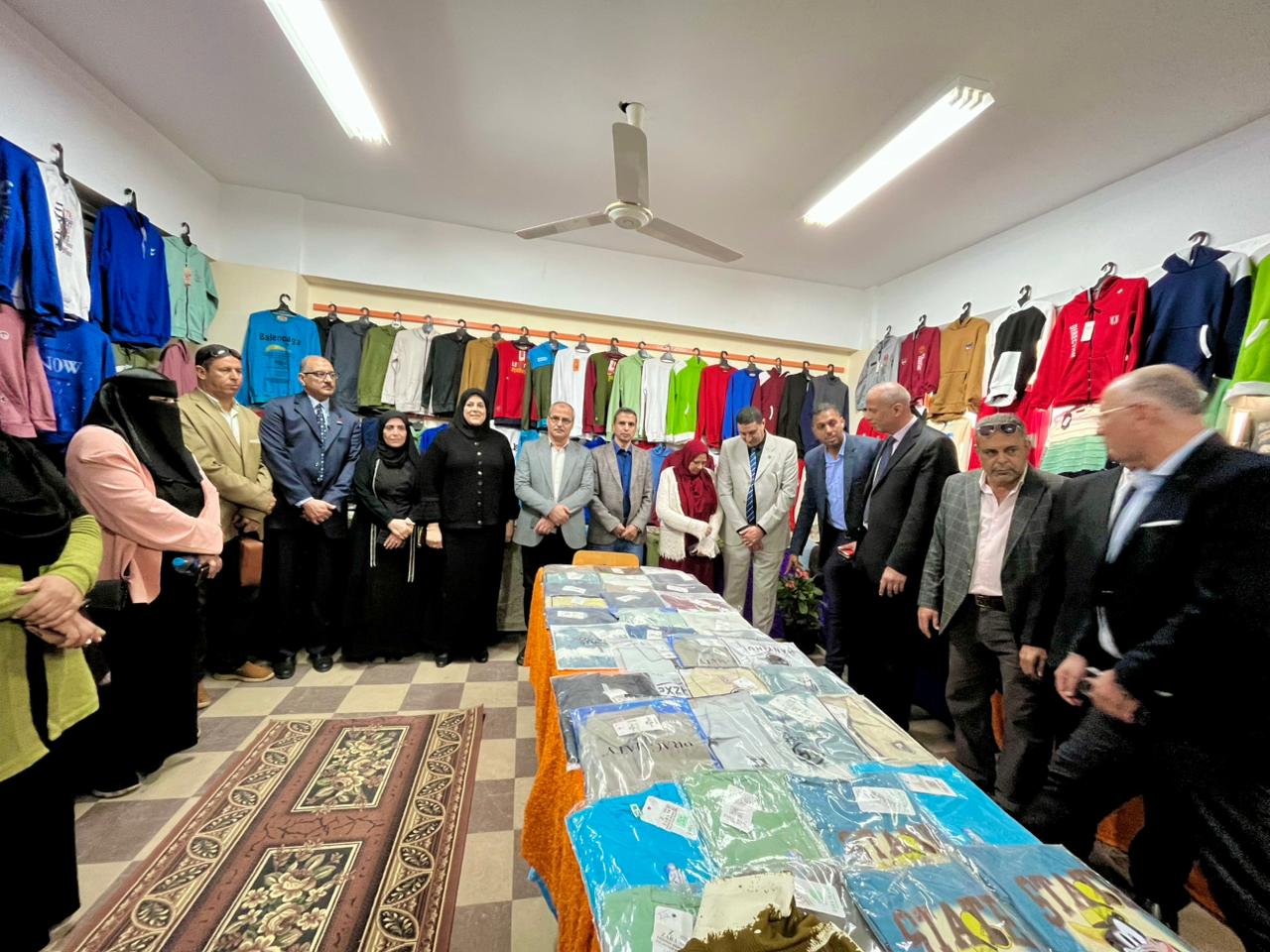 تنوع الملابس والمفروشات