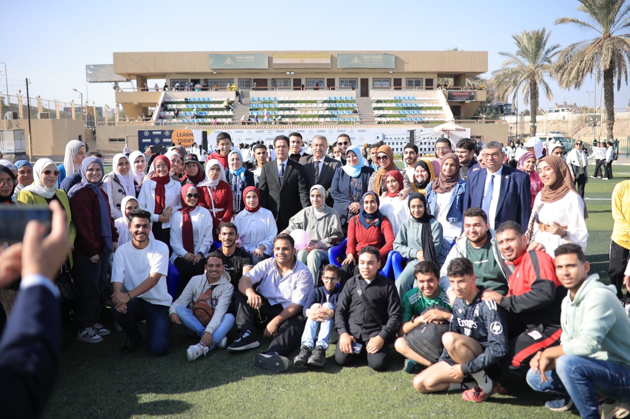 رئيس جامعة بنها يتوسط الطلاب ذوي الإعاقة رئيس جامعة بنها يتوسط الطلاب ذوي الإعاقة