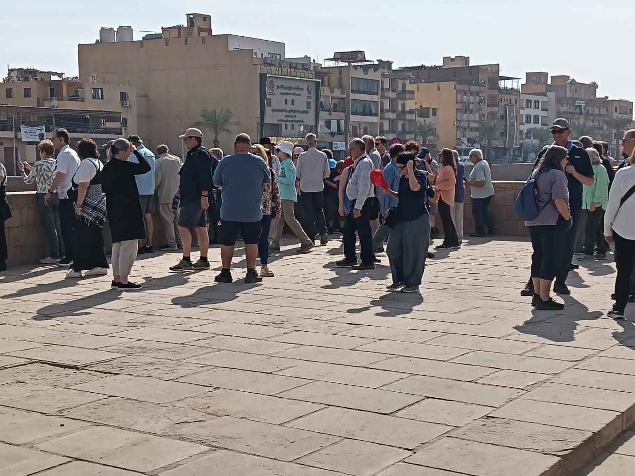 جانب من زيارات السائحين لطريق الكباش من أعلى مكتبة الكرنك