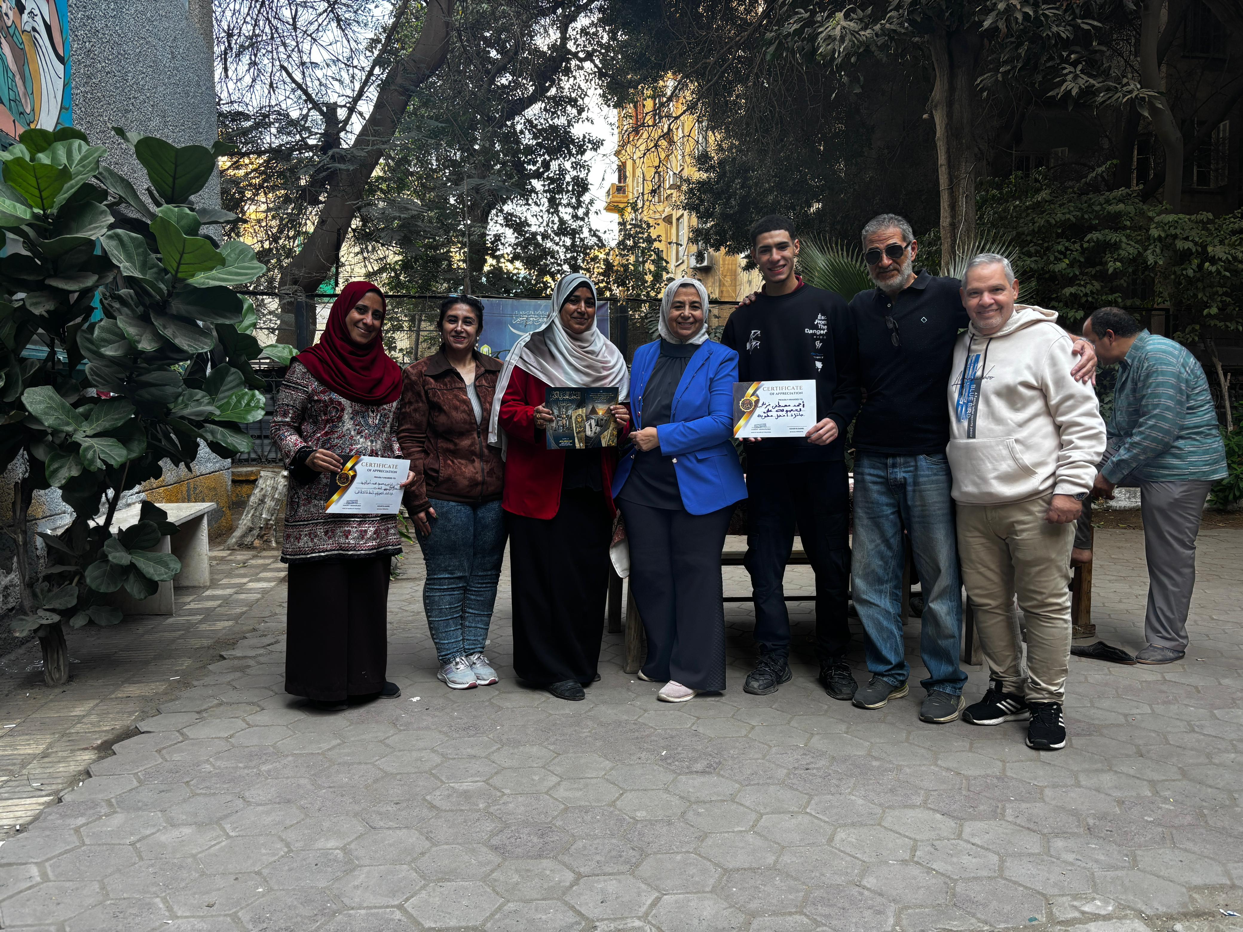 مدرسو مدرسة الجزيرة وصورة تذكارية من الطالب