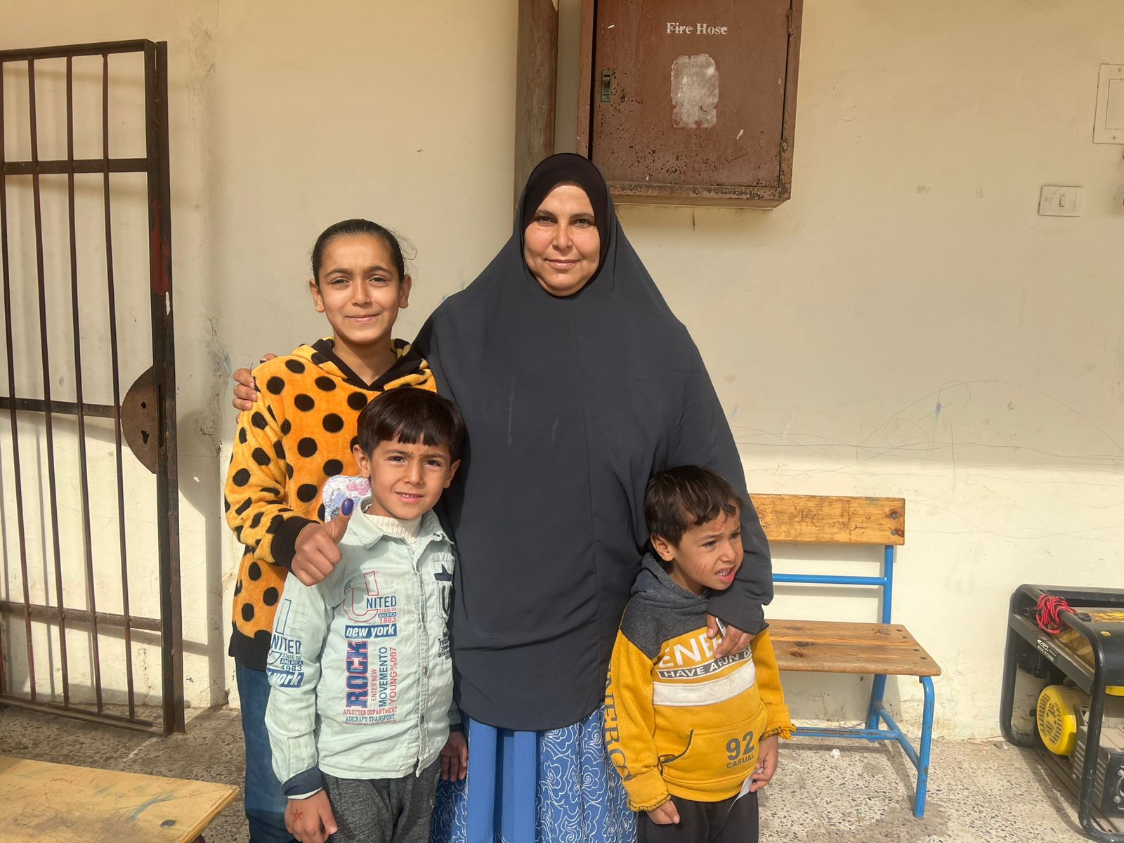 الأمهات يصطحبن أطفالهن أمام اللجان الانتخابية بالفيوم