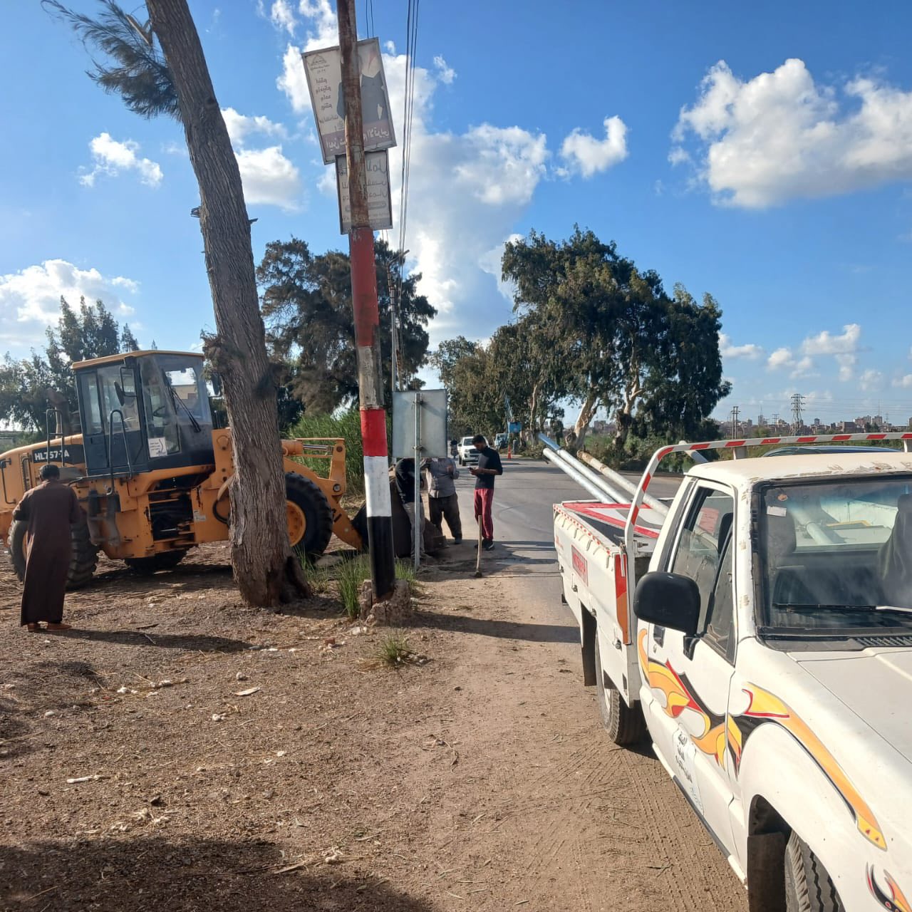 تقليم الاشجار وفتح مستوى الرؤية للسائقين