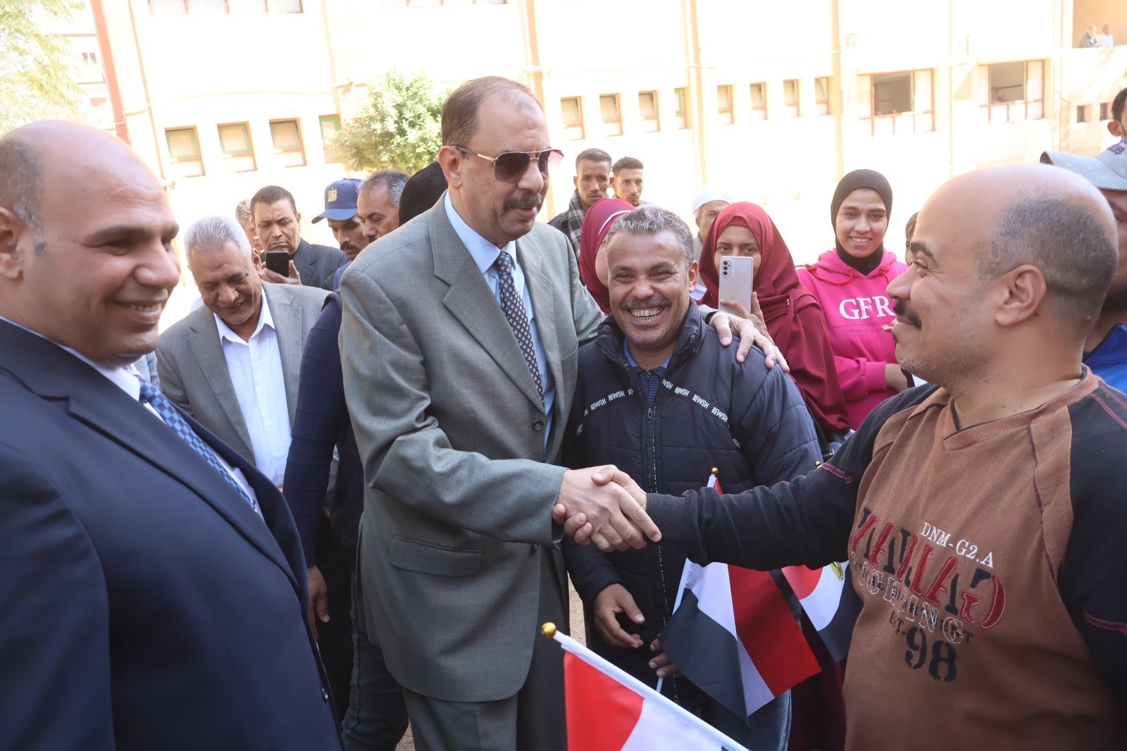 محافظ سوهاج يتفقد اللجان الانتخابية بمركزى جهينة وطهطا  (1)