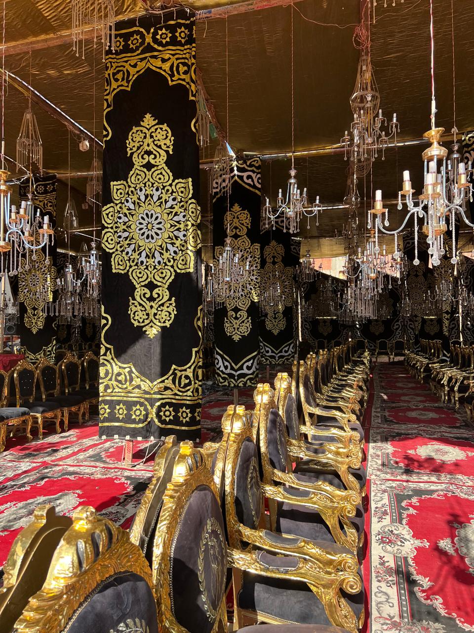 اللمسات النهائية لسرادق العزاء