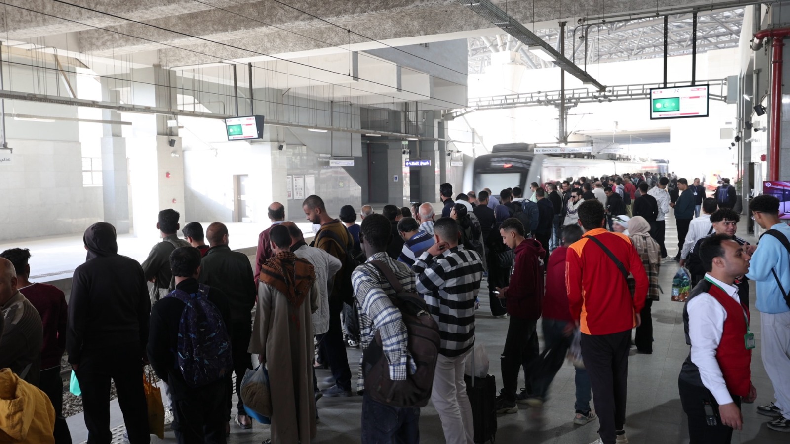 اقبال المواطنين على القطار الخفيف اقبال المواطنين على القطار الخفيف