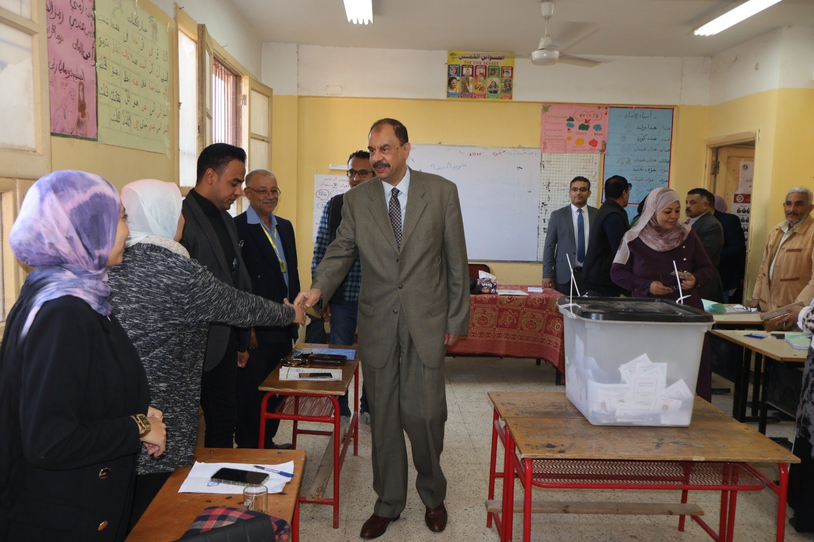 محافظ سوهاج يتفقد اللجان الانتخابية بمركزى جهينة وطهطا  (2)